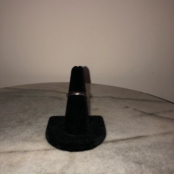 🌕 Pink flower shape accent on silver tone ring - Picture 4 of 6